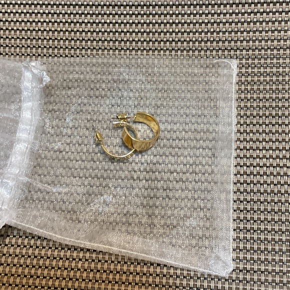 Jewelry - Elegant Gold tone Hoop Earrings